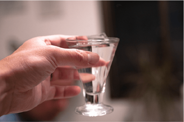 お酒を持っている画像